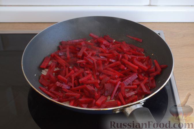 Фото приготовления рецепта: Красный борщ с вишней и орехами - шаг №4
