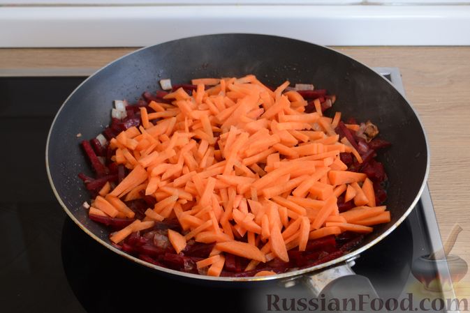 Фото приготовления рецепта: Красный борщ с вишней и орехами - шаг №5