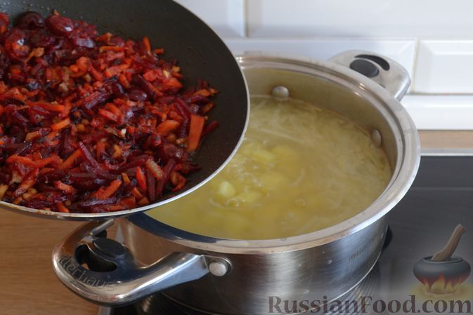 Фото приготовления рецепта: Красный борщ с вишней и орехами - шаг №13