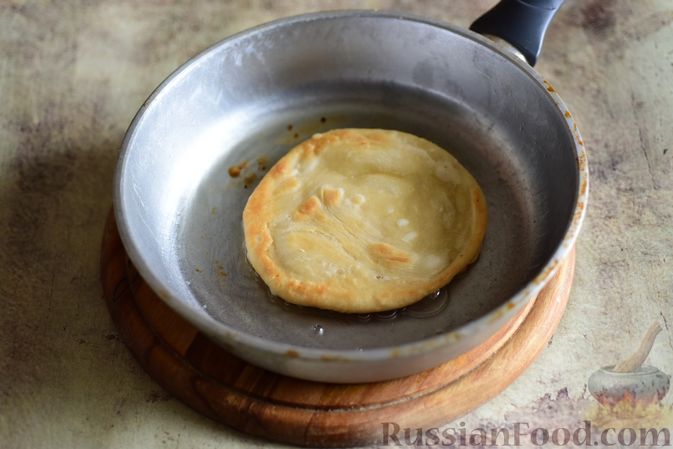 Фото приготовления рецепта: Куриные сердечки, тушенные с болгарским перцем и помидорами - шаг №5