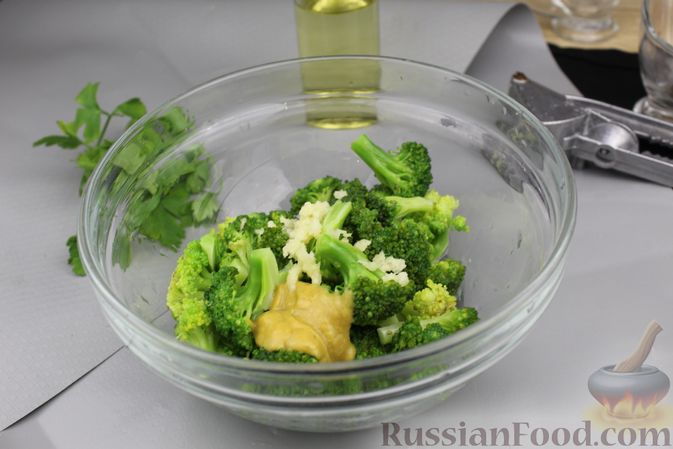 Фото приготовления рецепта: Салат из шампиньонов и брокколи - шаг №3