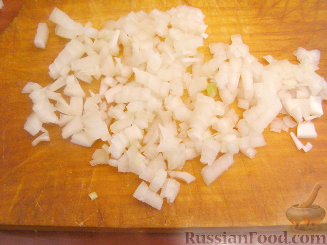 Фото приготовления рецепта: Салат со свёклой, сельдью, картофелем, плавленым сыром и яблоком - шаг №9