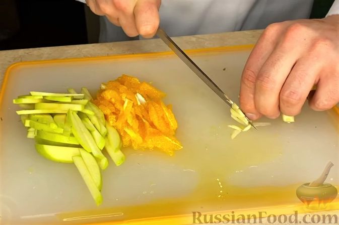 Фото приготовления рецепта: Яблочно-сливовый крамбл с овсяными хлопьями - шаг №20