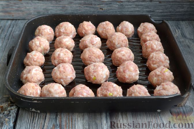 Фото приготовления рецепта: Запечённые мясные фрикадельки, тушенные в вишнёвом соусе - шаг №6