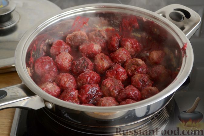 Фото приготовления рецепта: Запечённые мясные фрикадельки, тушенные в вишнёвом соусе - шаг №13