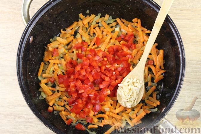 Фото приготовления рецепта: Салат с колбасой, помидорами, сыром, сухариками и маком - шаг №8