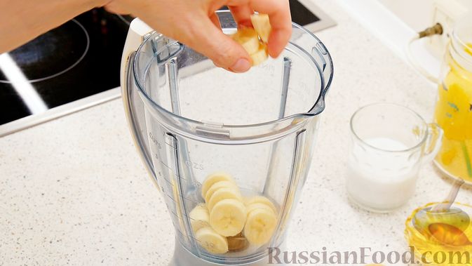 Фото приготовления рецепта: Смузи "Тутти-Фрутти" из банана, апельсина и вишни - шаг №2