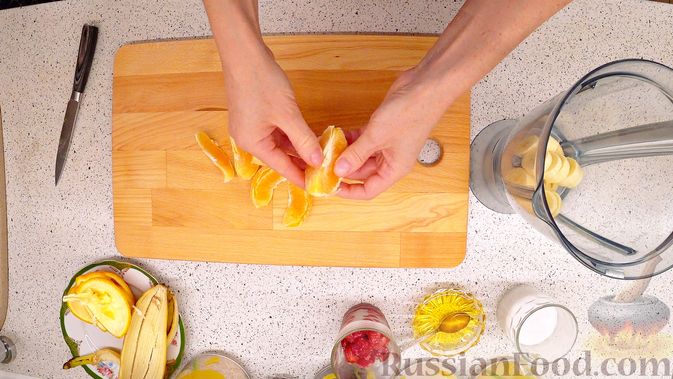 Фото приготовления рецепта: Смузи "Тутти-Фрутти" из банана, апельсина и вишни - шаг №3