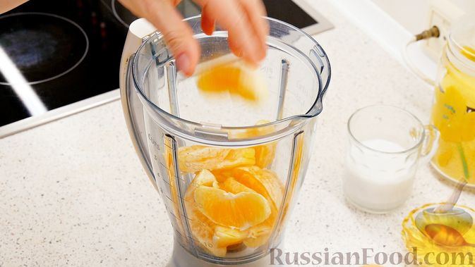 Фото приготовления рецепта: Смузи "Тутти-Фрутти" из банана, апельсина и вишни - шаг №4