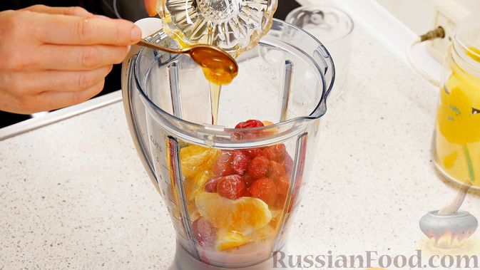 Фото приготовления рецепта: Смузи "Тутти-Фрутти" из банана, апельсина и вишни - шаг №7