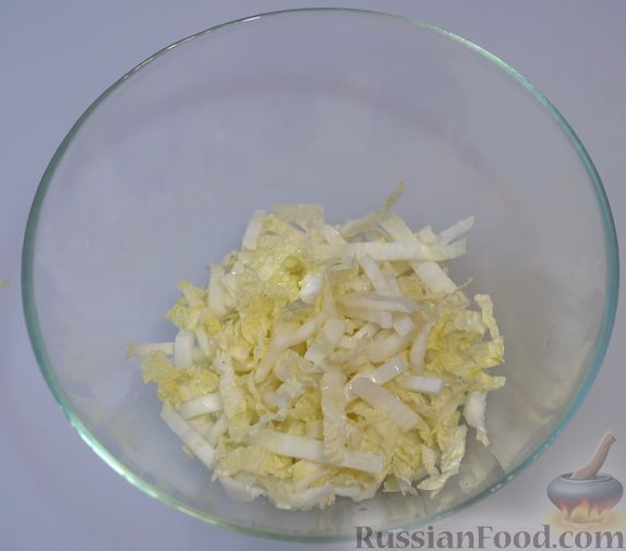 Фото приготовления рецепта: Щи из квашеной капусты с беконом, грибами и томатной пастой - шаг №14
