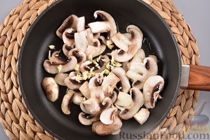 Фото приготовления рецепта: Рулетики из слоёного теста с грибами, маслинами и помидорами - шаг №4