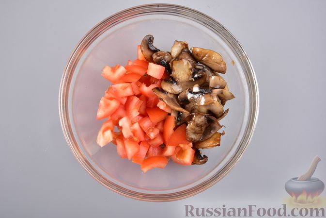 Фото приготовления рецепта: Рулетики из слоёного теста с грибами, маслинами и помидорами - шаг №7