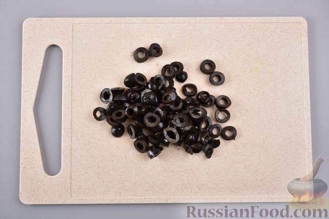 Фото приготовления рецепта: Рулетики из слоёного теста с грибами, маслинами и помидорами - шаг №8