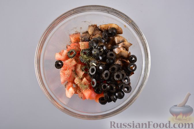 Фото приготовления рецепта: Рулетики из слоёного теста с грибами, маслинами и помидорами - шаг №9