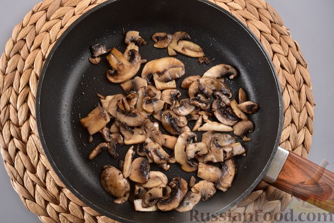Фото приготовления рецепта: Рулетики из слоёного теста с грибами, маслинами и помидорами - шаг №5