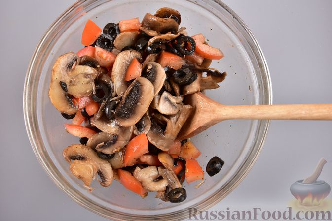 Фото приготовления рецепта: Рулетики из слоёного теста с грибами, маслинами и помидорами - шаг №10