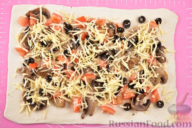 Фото приготовления рецепта: Рулетики из слоёного теста с грибами, маслинами и помидорами - шаг №14