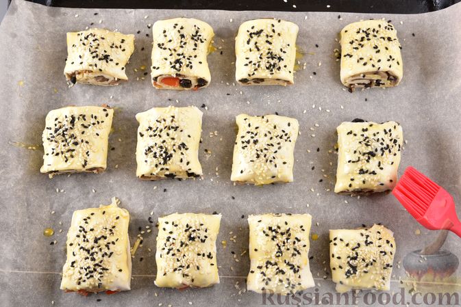 Фото приготовления рецепта: Рулетики из слоёного теста с грибами, маслинами и помидорами - шаг №18