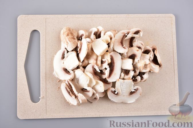 Фото приготовления рецепта: Рулетики из слоёного теста с грибами, маслинами и помидорами - шаг №2