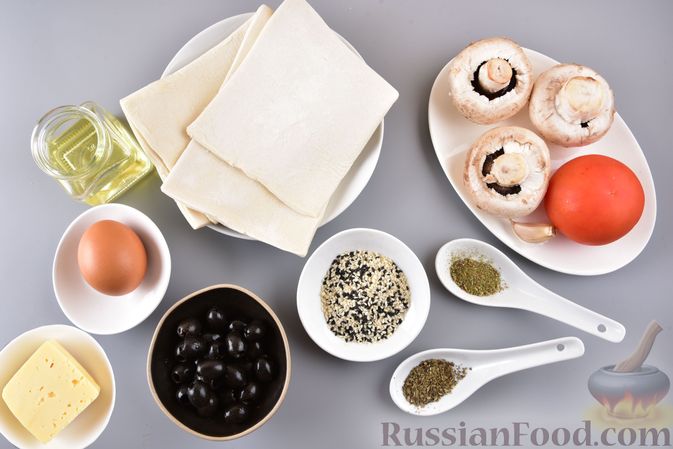 Фото приготовления рецепта: Рулетики из слоёного теста с грибами, маслинами и помидорами - шаг №1