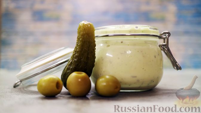 Фото к рецепту: Соус "Тартар" с огурцами, оливками и чесноком