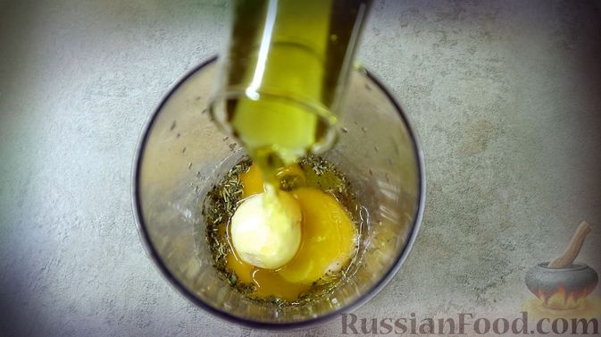 Фото приготовления рецепта: Соус "Тартар" с огурцами, оливками и чесноком - шаг №2
