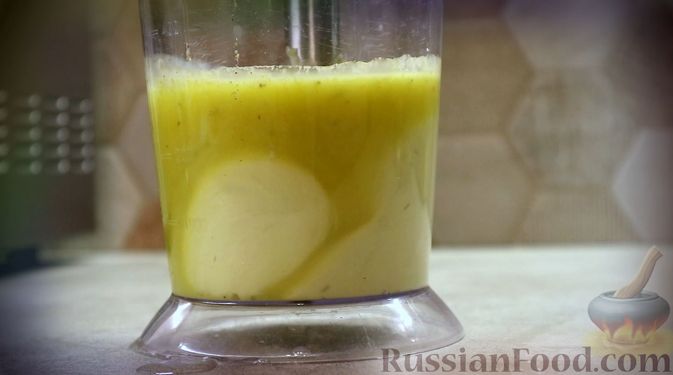 Фото приготовления рецепта: Соус "Тартар" с огурцами, оливками и чесноком - шаг №3