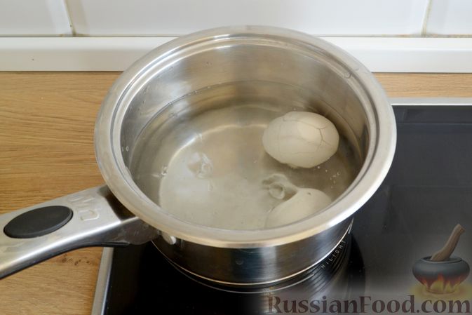 Фото приготовления рецепта: Куриный суп с консервированным горошком и яйцом - шаг №2