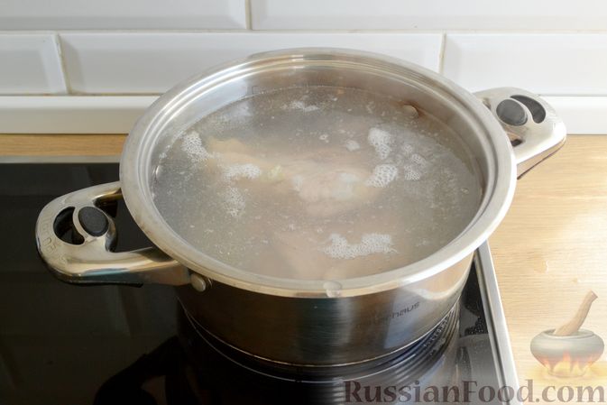 Фото приготовления рецепта: Куриный суп с консервированным горошком и яйцом - шаг №3