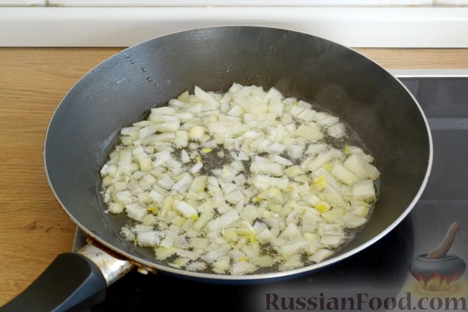 Фото приготовления рецепта: Куриный суп с консервированным горошком и яйцом - шаг №5