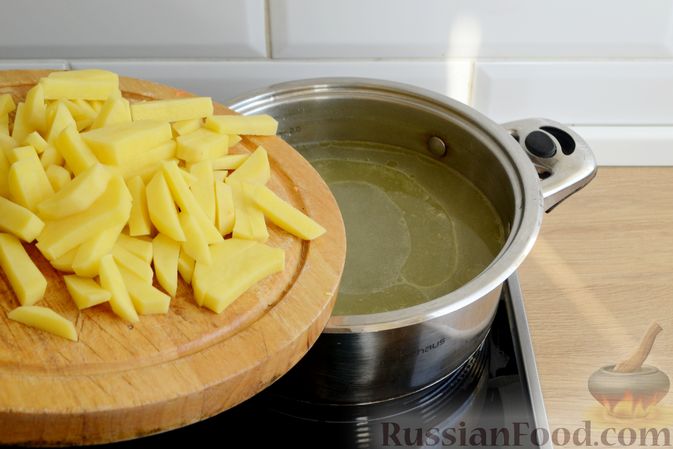 Фото приготовления рецепта: Куриный суп с консервированным горошком и яйцом - шаг №9