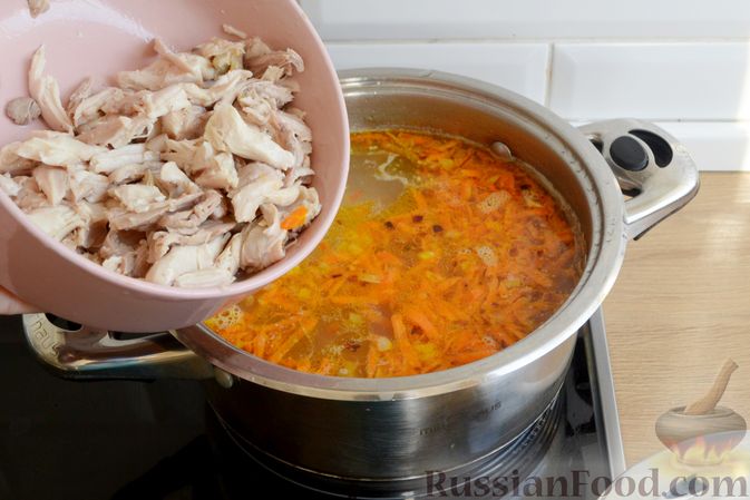 Фото приготовления рецепта: Куриный суп с консервированным горошком и яйцом - шаг №11