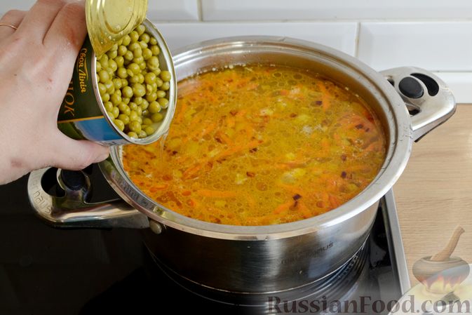 Фото приготовления рецепта: Куриный суп с консервированным горошком и яйцом - шаг №12