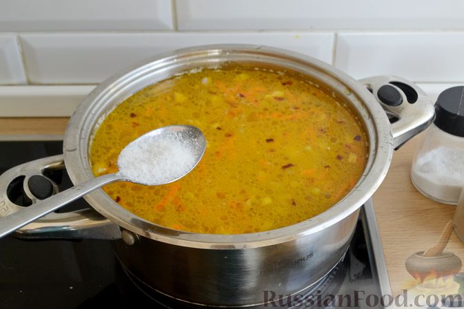 Фото приготовления рецепта: Куриный суп с консервированным горошком и яйцом - шаг №13