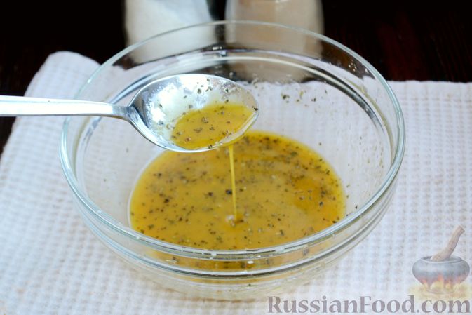 Фото приготовления рецепта: Салат из запечённой свёклы с мандаринами, фетой и грецкими орехами - шаг №4
