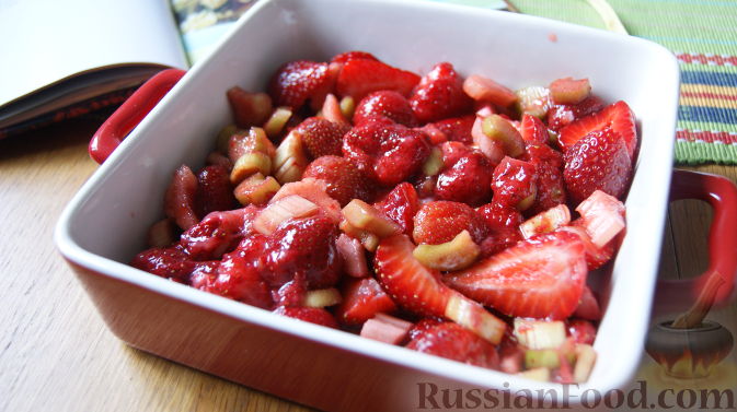 Фото приготовления рецепта: Крамбл с клубникой и ревенем (Rhubarb and strawberry crumble) - шаг №1