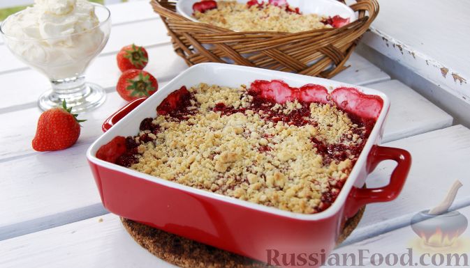 Фото приготовления рецепта: Крамбл с клубникой и ревенем (Rhubarb and strawberry crumble) - шаг №3