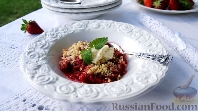 Фото приготовления рецепта: Крамбл с клубникой и ревенем (Rhubarb and strawberry crumble) - шаг №4