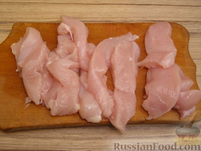 Фото приготовления рецепта: Салат из курицы-гриль с клубникой - шаг №1