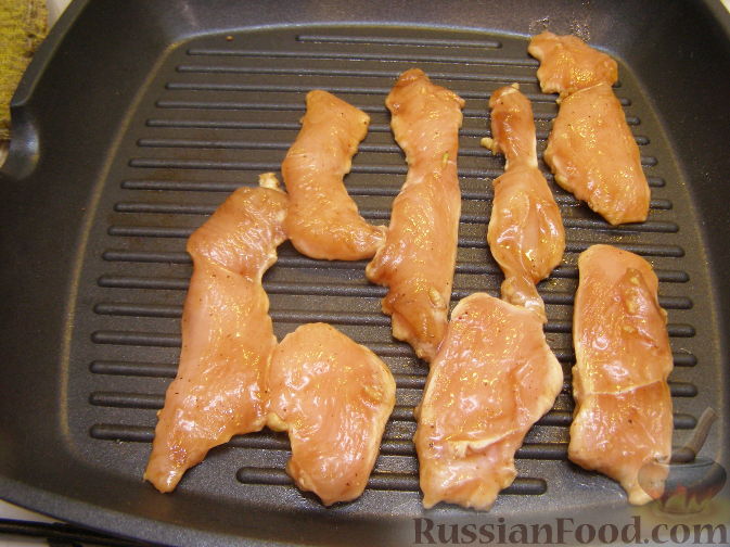 Фото приготовления рецепта: Салат из курицы-гриль с клубникой - шаг №4