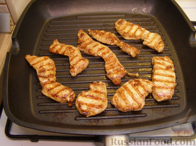 Фото приготовления рецепта: Салат из курицы-гриль с клубникой - шаг №5