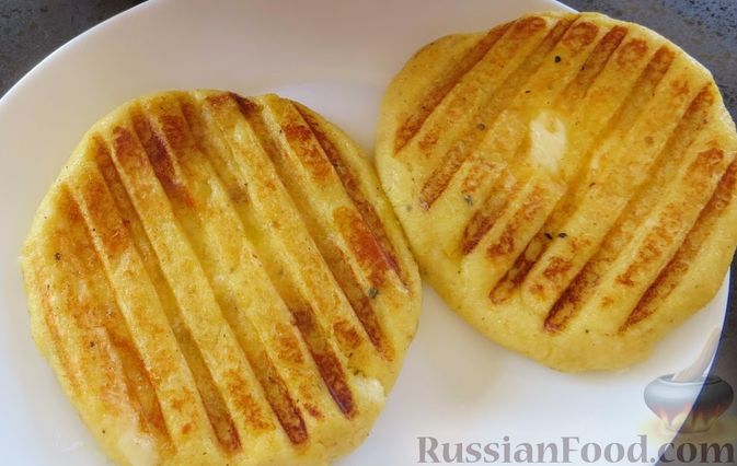 Как приготовить Картофельные пирожки с капустой на сковороде рецепт пошагово