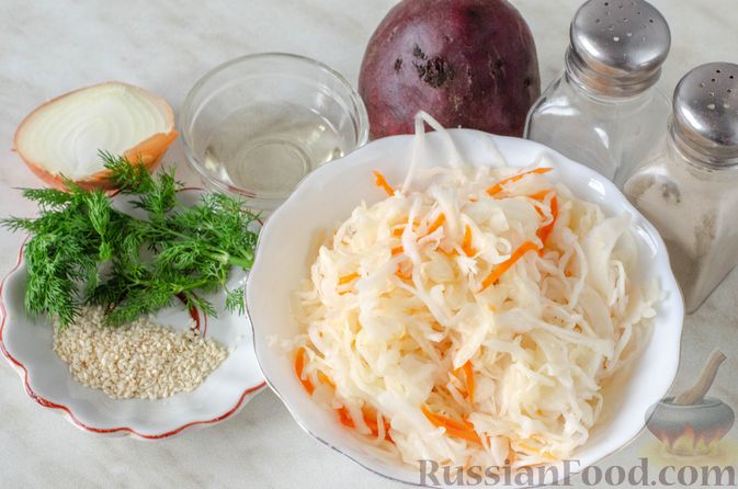 Фото приготовления рецепта: Салат с консервированной рыбой, рисом, яйцами и луком - шаг №2