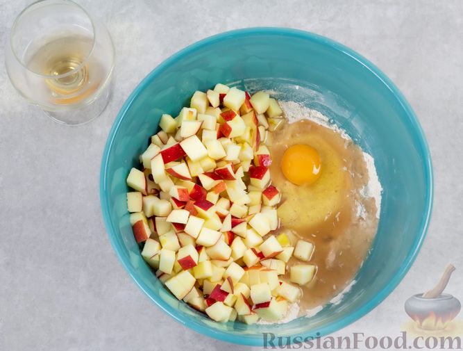 Фото приготовления рецепта: Яблочные фриттеры с кокосовой стружкой и сладким соусом - шаг №4