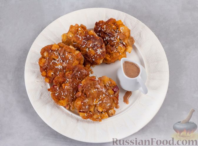 Фото приготовления рецепта: Яблочные фриттеры с кокосовой стружкой и сладким соусом - шаг №11