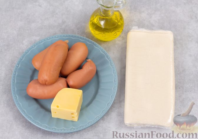 Фото приготовления рецепта: Сардельки  в слоёном тесте, с сыром (на сковороде) - шаг №1