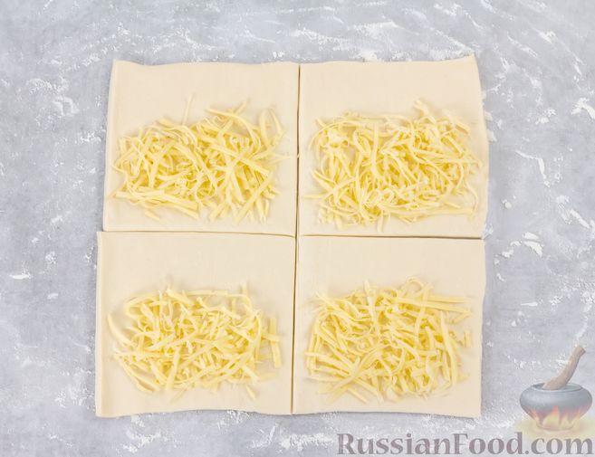 Фото приготовления рецепта: Сардельки  в слоёном тесте, с сыром (на сковороде) - шаг №4