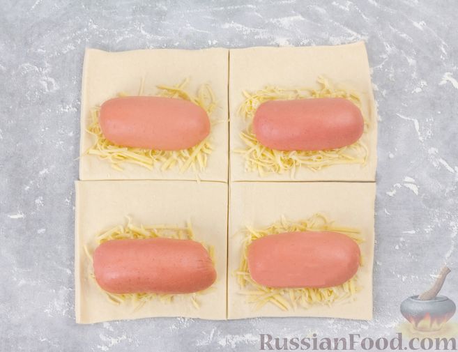 Фото приготовления рецепта: Сардельки  в слоёном тесте, с сыром (на сковороде) - шаг №5