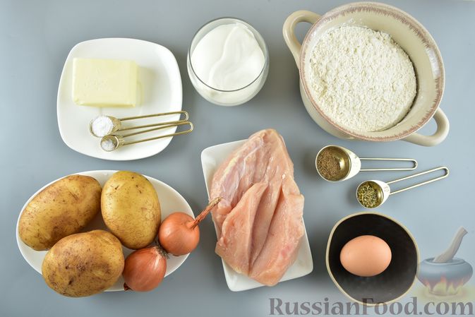 Фото приготовления рецепта: Пирог из песочного теста на сметане, с картошкой и курицей - шаг №1